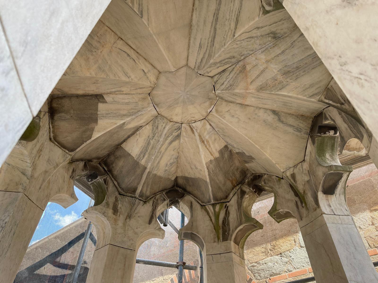 Read more about the article <span style="color: #F45905;">Czyszczenie laserowe </span> w konserwacji zabytków – Dlaczego to przyszłość?